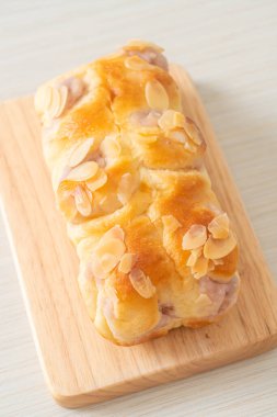 Tahtada nefis taro ekmeği.