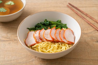 Barbekü Kırmızı Domuz Eriştesi Çorbalı - Asya usulü