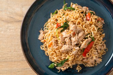 Tayland fesleğeni ve kıymalı Tayland usulü kızarmış erişte.