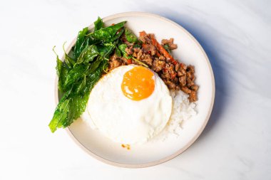 Tayland fesleğenini wagyu bifteği ve sahanda yumurtayla karıştır.