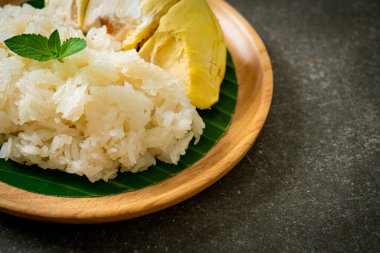 Yapışkan pirinçli Durian - sarı fasulyeli tatlı Durian kabuğu, hindistan cevizi sütüyle pişirilmiş olgun Durian pirinci - Asya Tayland tatlı yaz tropikal meyvesi