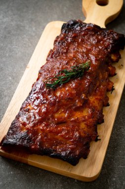 Barbekü soslu ızgara pirzola ve domuz pirzolası.