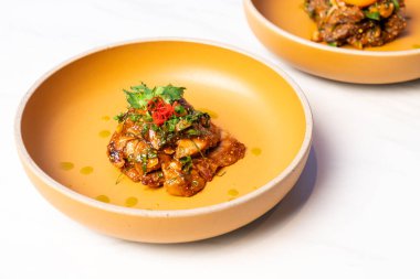 Baharatlı domuz eti salatası, Tayland usulü.