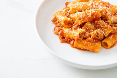 Peynirli bolonez rigatoni makarna - geleneksel İtalyan makarnası