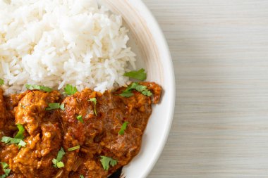 Tavuklu tikka masala, tabakta pilav, Hint yemeği tarzı.