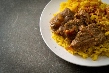 Biryani bifteği veya körili pilav ve sığır eti - Hint biryani 'sinin Tayland-Müslüman versiyonu, mis kokulu sarı pirinç ve sığır eti - Müslüman yemek tarzı