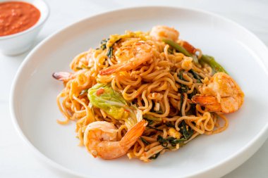 Karıştırılmış hazır erişteli sukiyaki, karidesli, Asya usulü.