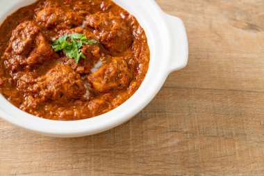 Hint usulü tavuk tikka masala baharatlı körili et yemeği roti veya naan ekmeği.