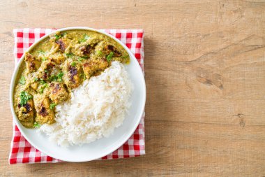 Yeşil körili Afgan tavuğu ya da Hariyali tikka tavuklu Hara masala - Asya usulü