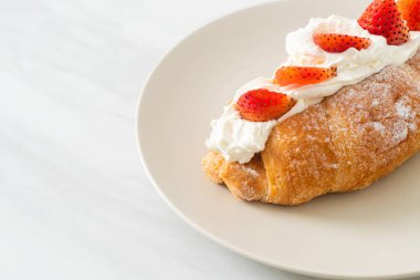 Çilekli ve taze kremalı kruvasan.