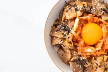 Kore usulü turşulu yumurta turşulu domuz bulgogi pirinç kasesi.