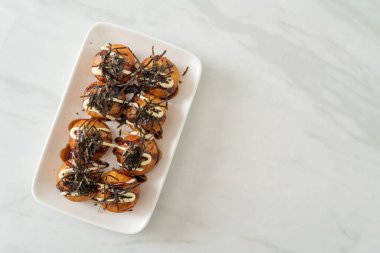 Takoyaki köftesi ya da ahtapot köftesi - Japon yemeği tarzı.