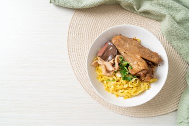 Yumurtalı erişte, kurutulmuş ördekle servis edilir. Asya usulü.