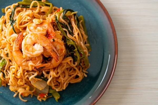 Karıştırılmış hazır erişteli sukiyaki, karidesli, Asya usulü.