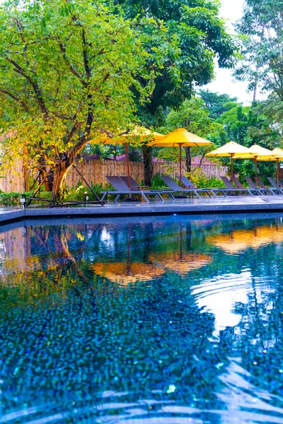 Paraply Och Pool Säng Dekoration Runt Poolen Hotellet Resort — Stockfoto
