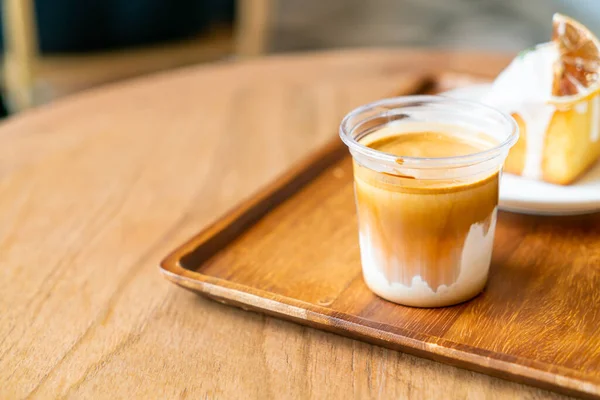 Dirty Coffee Ένα Ποτήρι Espresso Shot Αναμεμειγμένο Κρύο Φρέσκο Γάλα — Φωτογραφία Αρχείου
