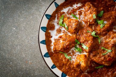 Hint usulü tavuk tikka masala baharatlı körili et yemeği.