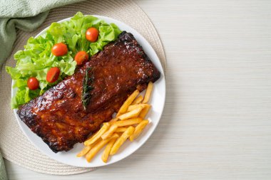 Barbekü soslu ızgara pirzola ve domuz pirzolası.