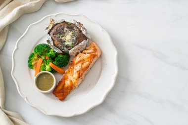 Fırında patates ve sebzeli ızgara somon bifteği.