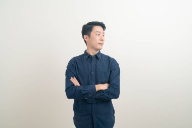 Beyaz arka planda gülümseyen mutlu Asyalı genç adam portresi