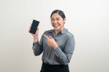 Beyaz arka planda akıllı telefon ya da cep telefonu kullanan Asyalı kadın