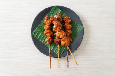 Izgara tavuk şişi, Asya sokak yemeği tarzı.