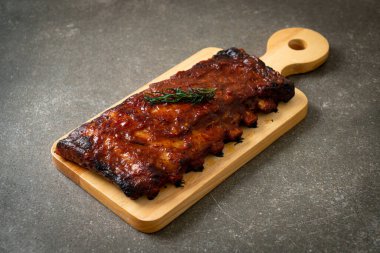 Barbekü soslu ızgara pirzola ve domuz pirzolası.