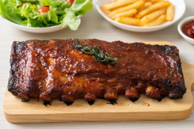 Barbekü soslu ızgara pirzola ve domuz pirzolası.