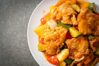 Kızarmış tatlı ve ekşi sosla domuz ve sebzeyi karıştır.