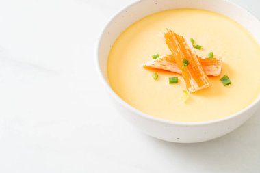 Yengeç sopasıyla haşlanmış yumurta ve taze soğan.