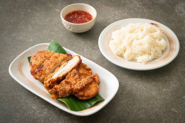 Yapışkan pirinç ve baharatlı tatlı soslu kızarmış tavuk.