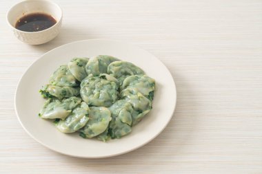 Soslu buğulanmış frenk soğanı. Asya usulü.