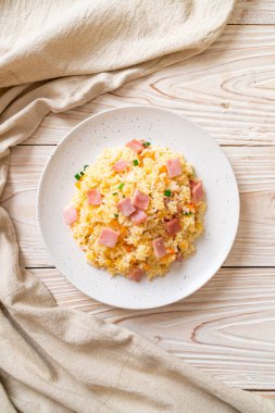 Ev yapımı, jambonlu pilav.