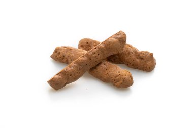 Çikolatalı pasta çubuğu beyaz arka planda izole edilmiş.