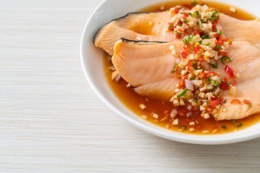 Yuzu Ponzu soslu haşlanmış alabalık veya somon balığı.