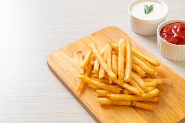 Patates kızartması ya da ekşi krema ve ketçaplı patates cipsi.