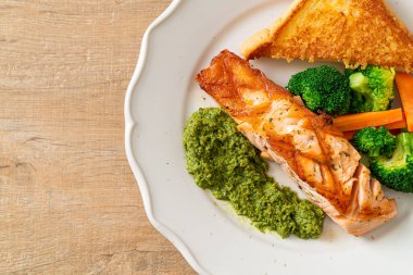 Pesto soslu ve sebzeli ızgara somon bifteği.