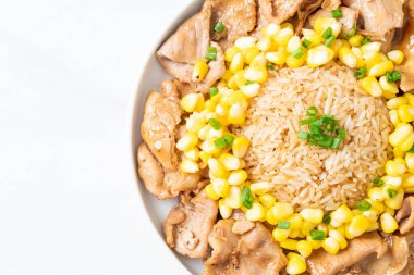 Domuz dilimli kızarmış pirinç ve Japon usulü mısır.