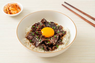 Soya aromalı pilav veya Japon Pork Donburi kasesi - Asya yemeği tarzı