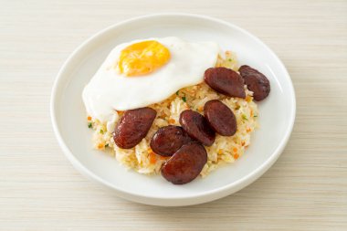 Kızarmış pirinç, yumurta ve Çin sosisi Asya usulü ev yapımı yemek.