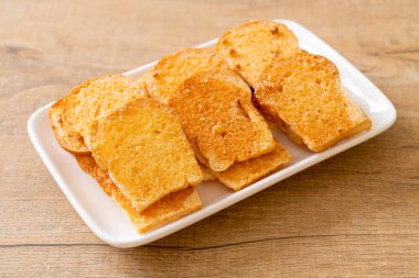 tereyağlı ve şekerli kızarmış ekmek.