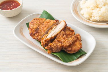 Yapışkan pirinç ve baharatlı tatlı soslu kızarmış tavuk.