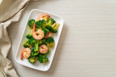 Karidesli kızarmış brokoli. Ev yapımı.