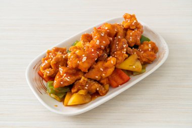 Kore usulü tatlı ve ekşi soslu kızarmış tavuk.