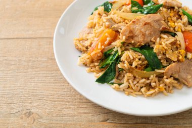 Beyaz tabakta domuz etli ev yapımı pilav.