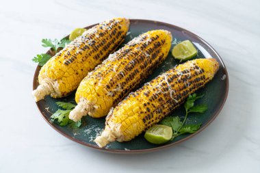 Barbekü ve ızgara mısır, peynirli ve limonlu