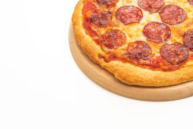 Beyaz arka planda izole edilmiş Pepperoni pizza.