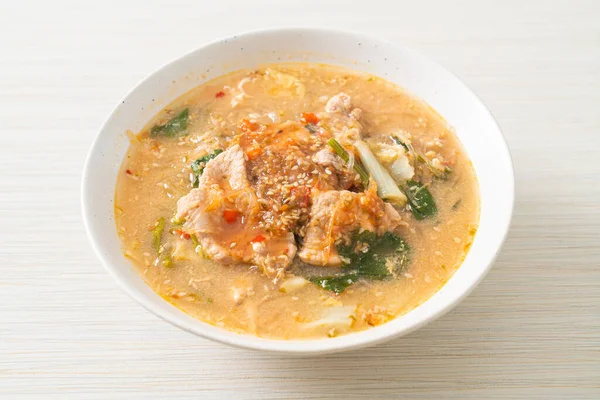 タイ風の豚肉とすき焼きスープまたはすき焼きスープに豚肉と野菜と煮込み春雨 アジア料理スタイル — ストック写真