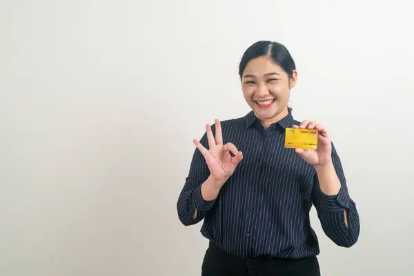 Retrato Asiático Mulher Segurando Cartão Crédito Com Fundo Branco — Fotografia de Stock