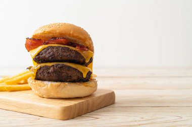 Peynir ve pastırmalı hamburger veya sığır burger - sağlıksız yemek tarzı.